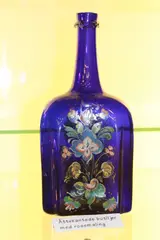 Åttekantet butiljer med rosemaling fra Gjøvik Glasværk-2
