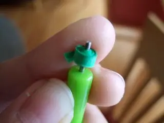 1. The loose circle is almost the same as a tight circle. You start off the same way as you did with the tight circle but when you get to the end of the strip, don't put any glue on the strip, but pull the circle off the quilling wand.
