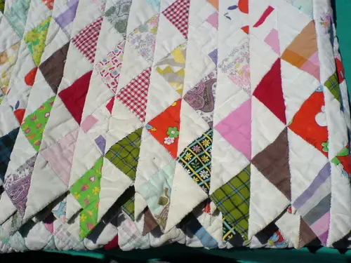 Quilt with triangle pattern
